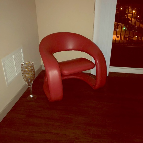 Red leather couch - Picture 1 of 1